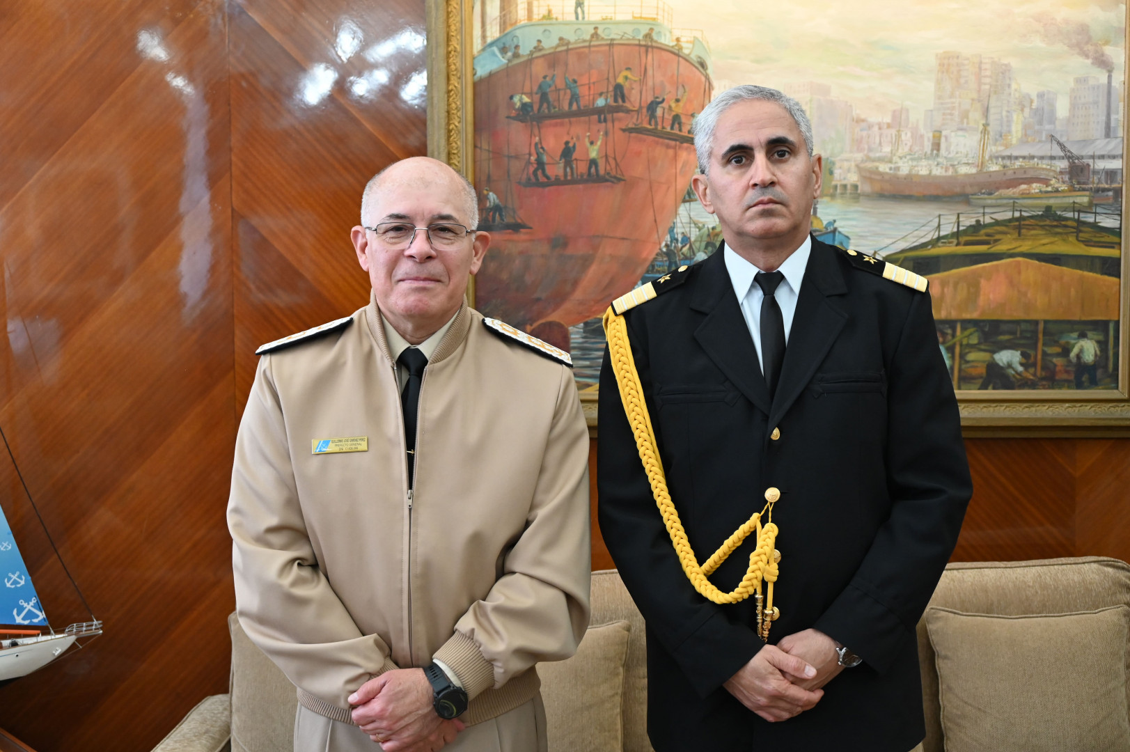 El prefecto nacional naval argentino y un oficial naval paraguayo durante una audiencia protocolar en el Edificio Guardacostas.