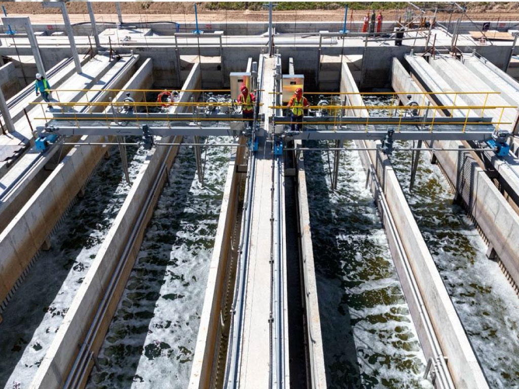 Personal técnico trabaja en las instalaciones de tratamiento del Sistema Riachuelo de AySA.