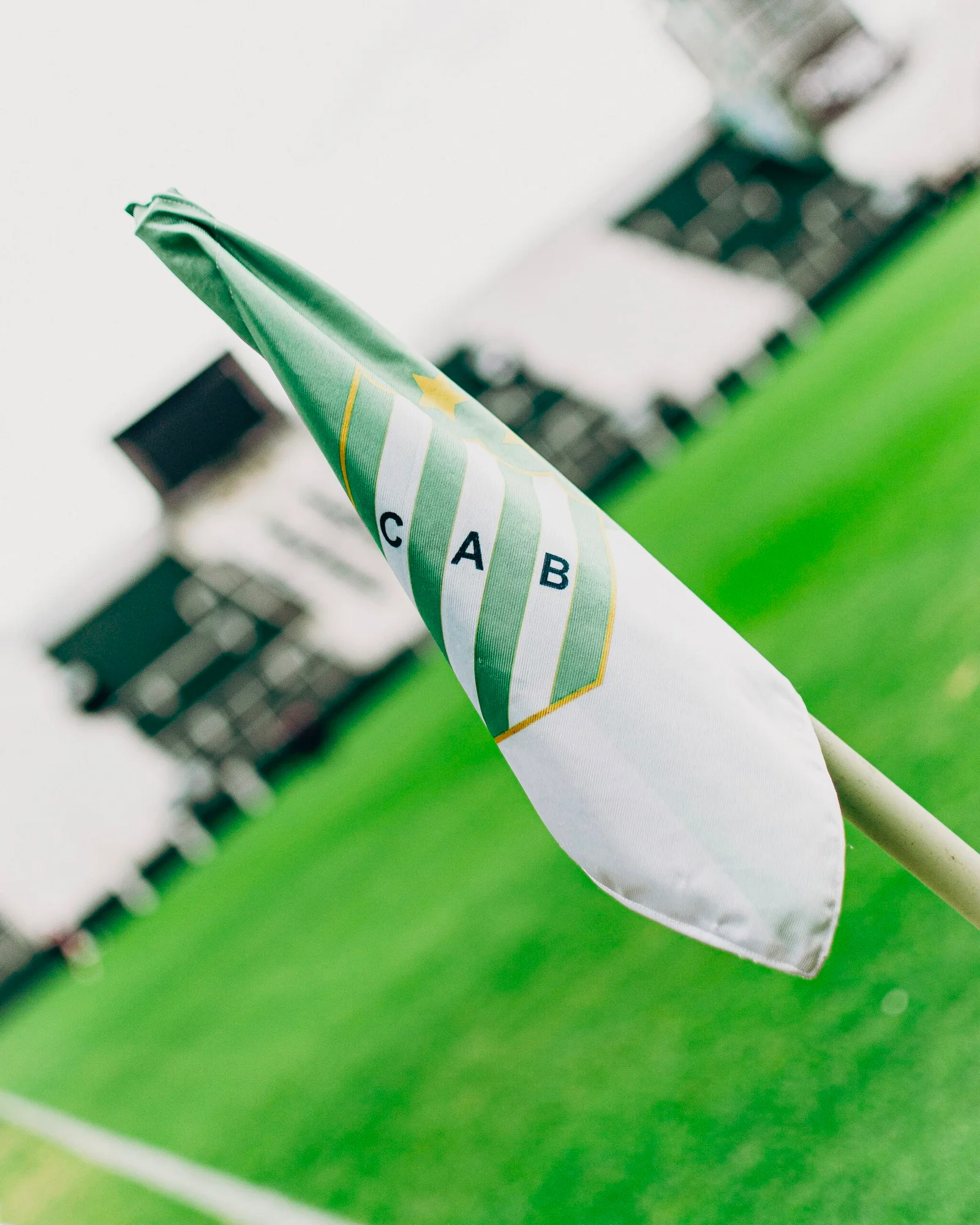 Bandera del Club Atlético Banfield con el escudo institucional, en el predio del club.