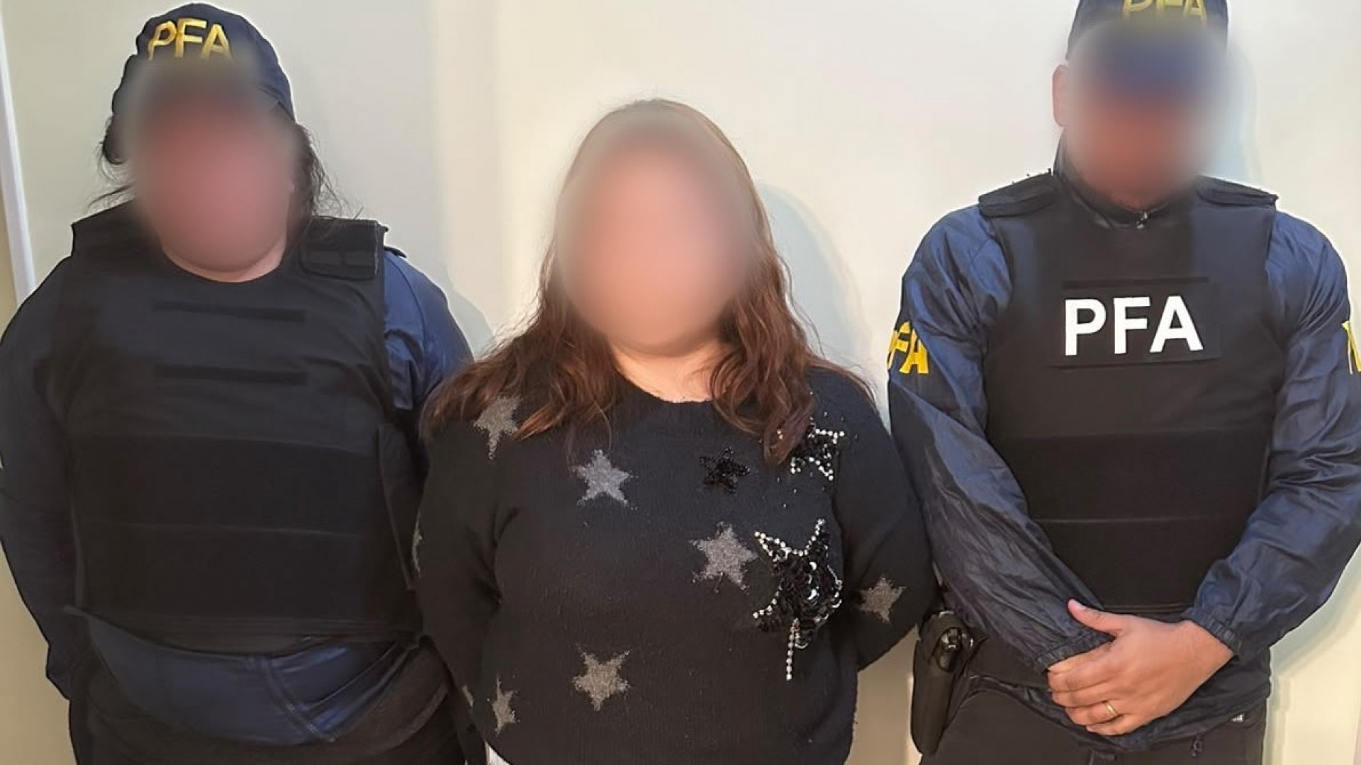 Personal de la Policía Federal Argentina durante un procedimiento policial