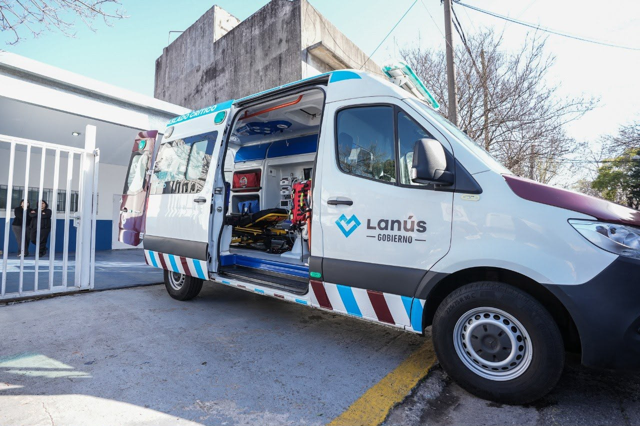 Unidad municipal de traslado crítico del Sistema de Emergencias de Lanús, equipada para la atención prehospitalaria.