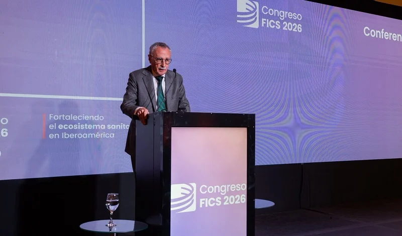 El ministro de Salud, Mario Lugones, habla desde el atril durante su conferencia en el Congreso Iberoamericano de Salud FICS 2026.