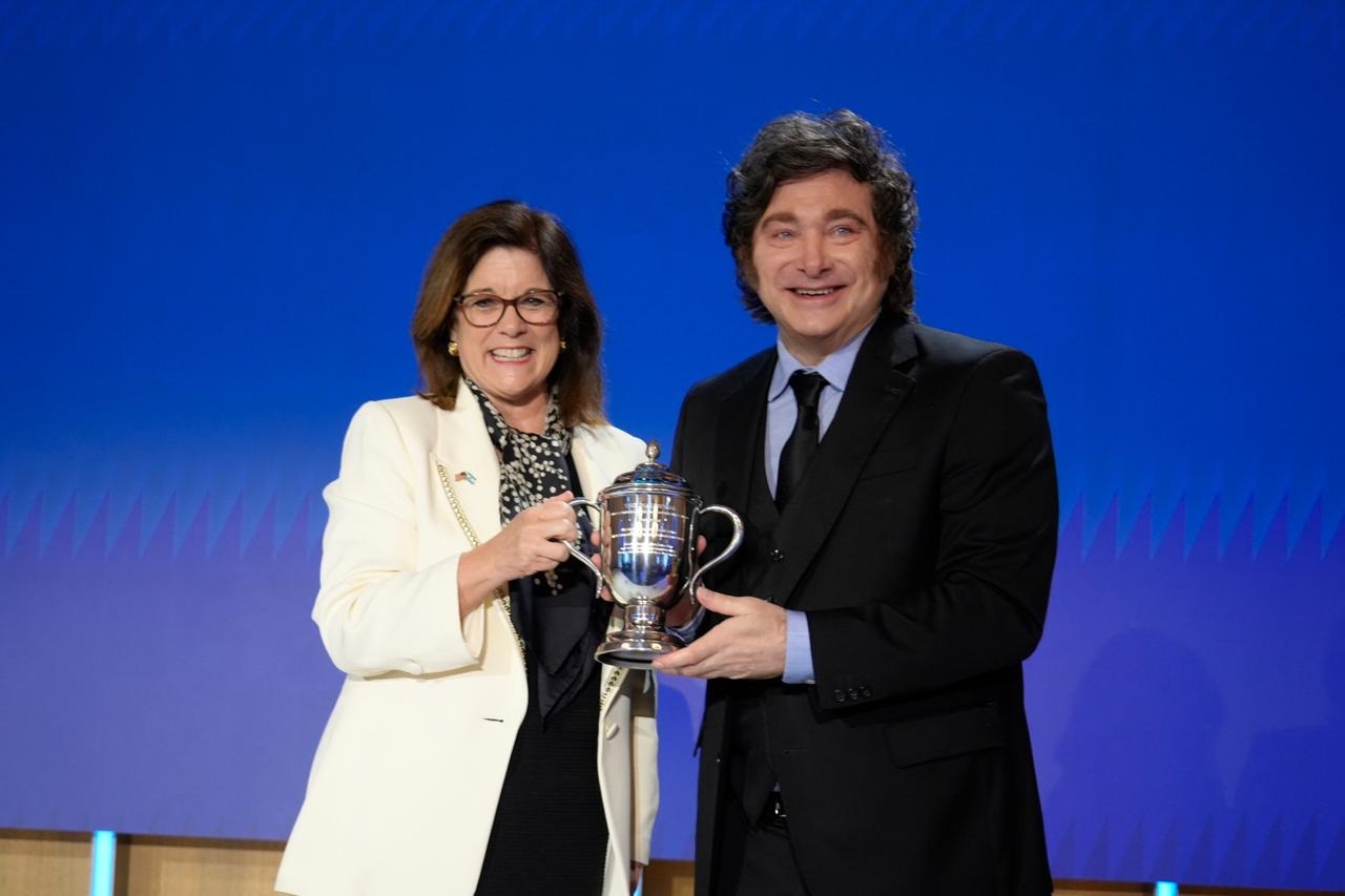 Javier Milei recibe el premio Global Champion of Free Enterprise junto a Suzanne Clark, presidenta y directora ejecutiva de la Cámara de Comercio de Estados Unidos.