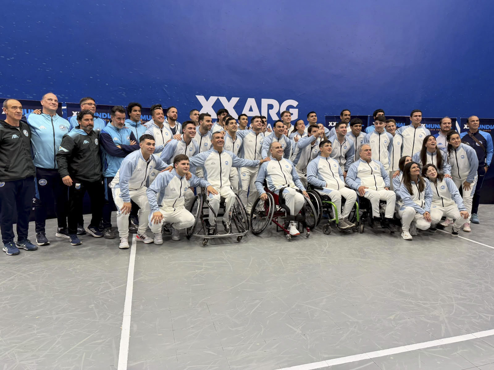 Deportistas de la delegación argentina posan en una de las sedes del Mundial de Pelota Vasca de Buenos Aires 2026.