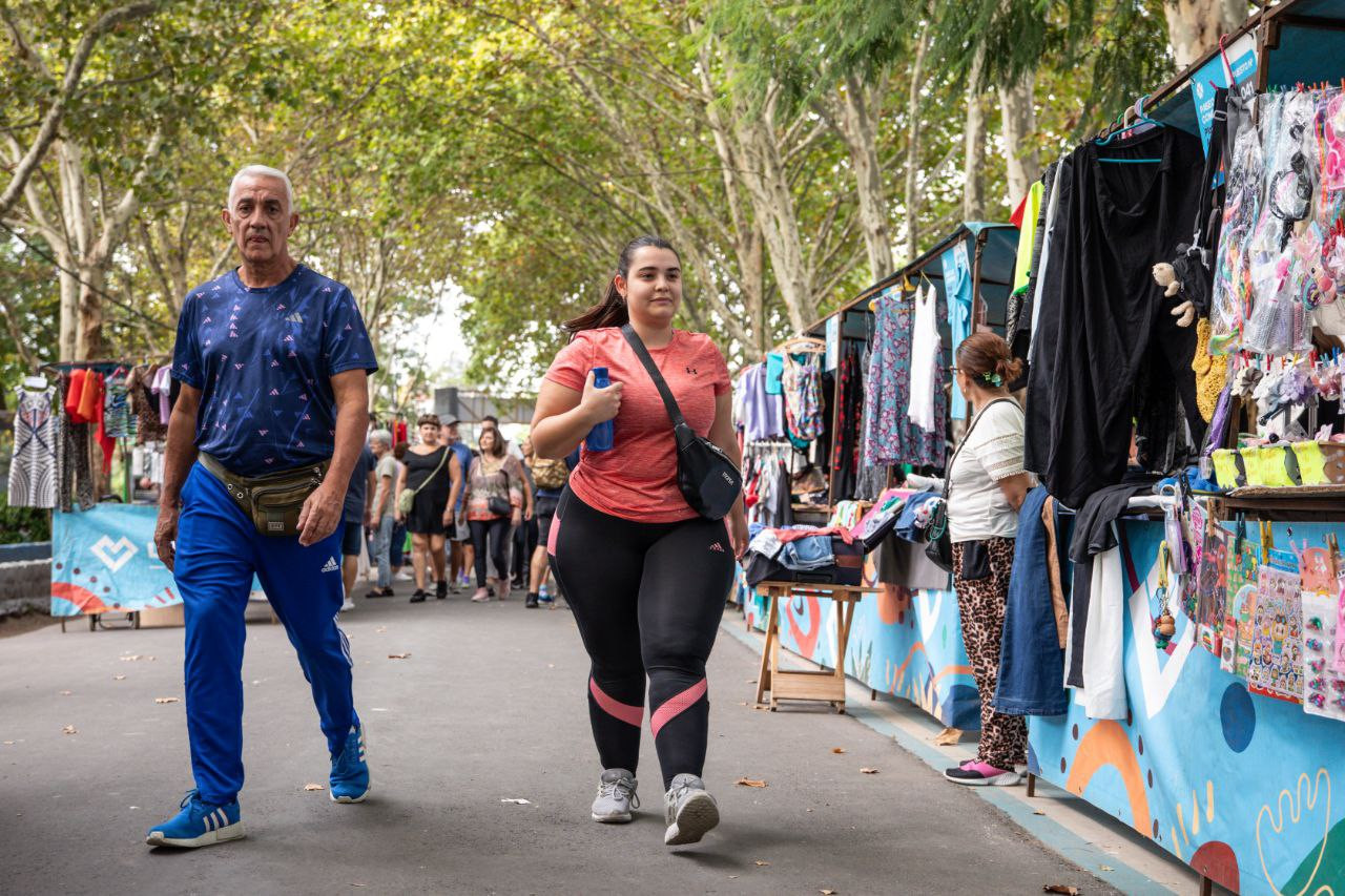 Vecinos recorren los puestos de indumentaria y productos del Paseo de Compras 25 de Mayo, en Lanús.