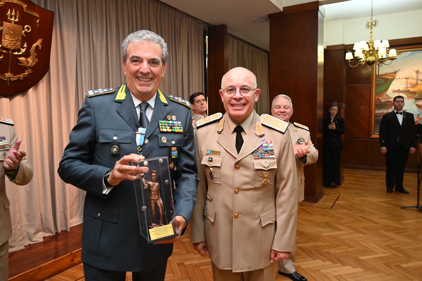 Autoridades de la Prefectura Naval Argentina y de la Guardia di Finanza durante la ceremonia de condecoración.