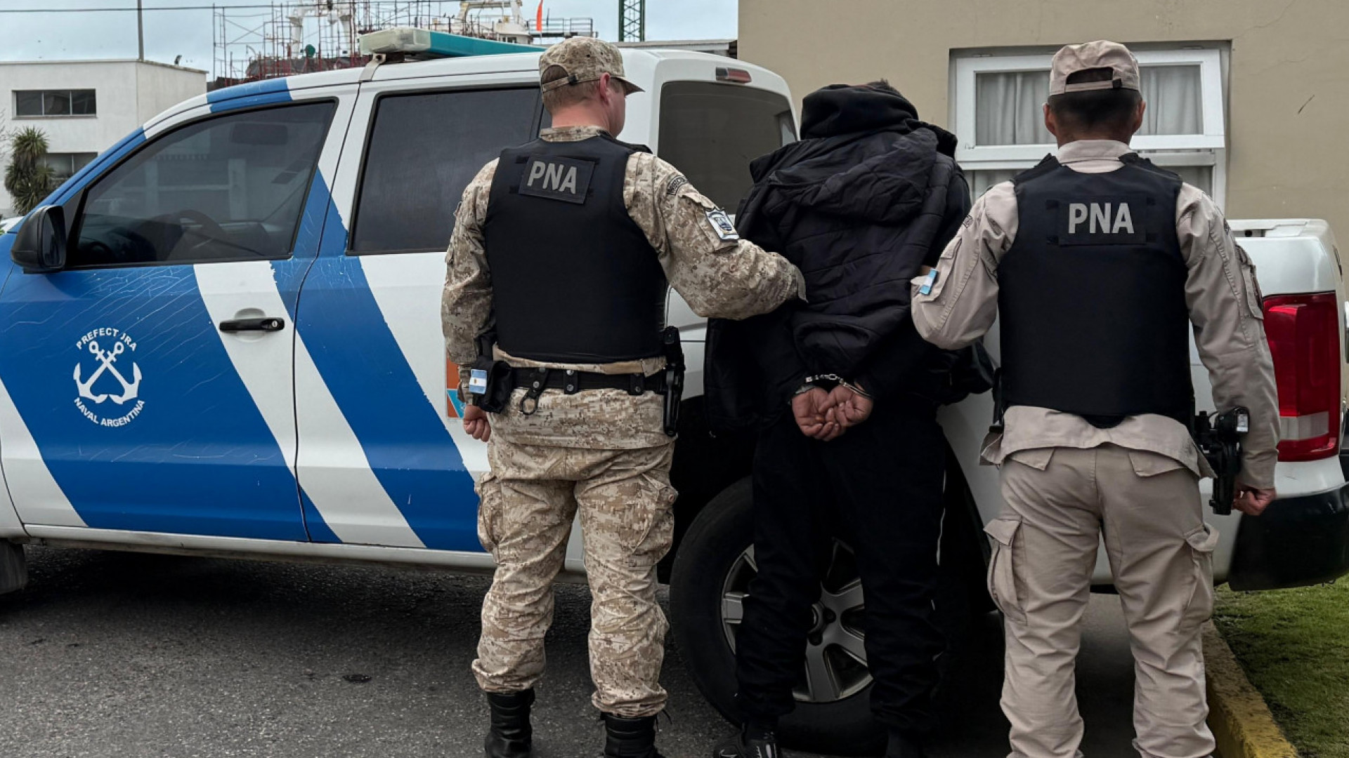 Personal de Prefectura Naval Argentina durante el procedimiento en Mar del Plata
