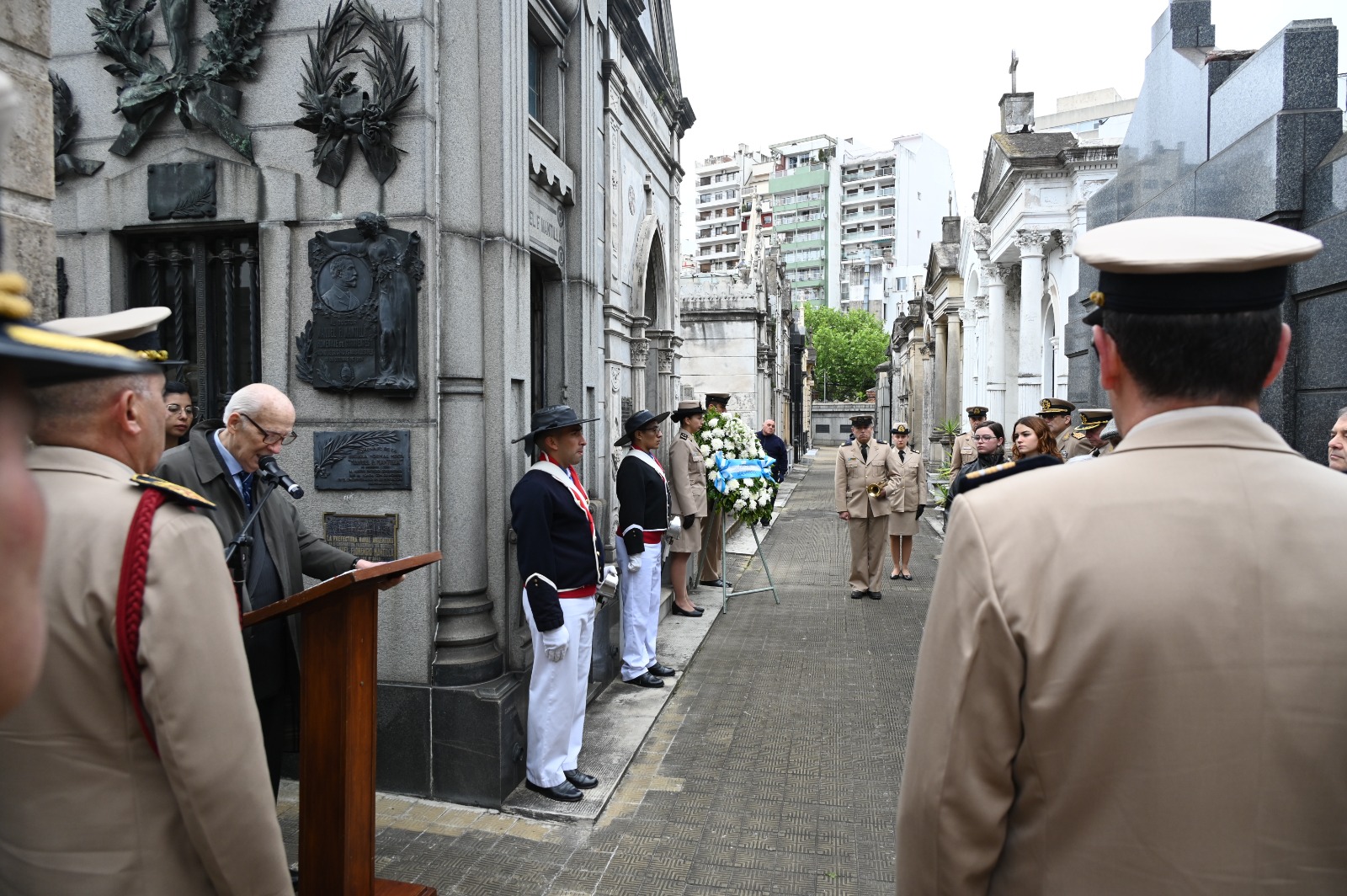 Homenaje de la Prefectura Naval Argentina a Manuel Florencio Mantilla en el Cementerio de la Recoleta.