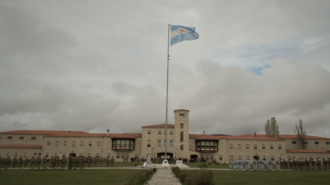 Personal militar formado frente al edificio histórico del Regimiento de Infantería de Montaña 10, en Covunco Centro, durante la ceremonia conmemorativa.